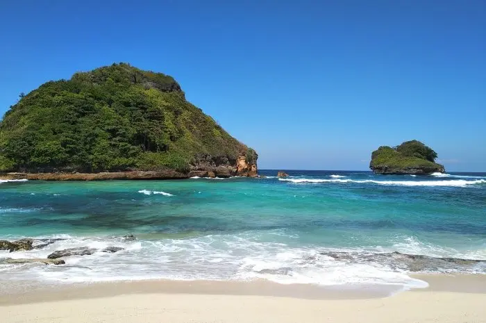 Pantai Goa Cina, Pantai Cantik dengan Wisata Sejarah yang Menakjubkan di Malang